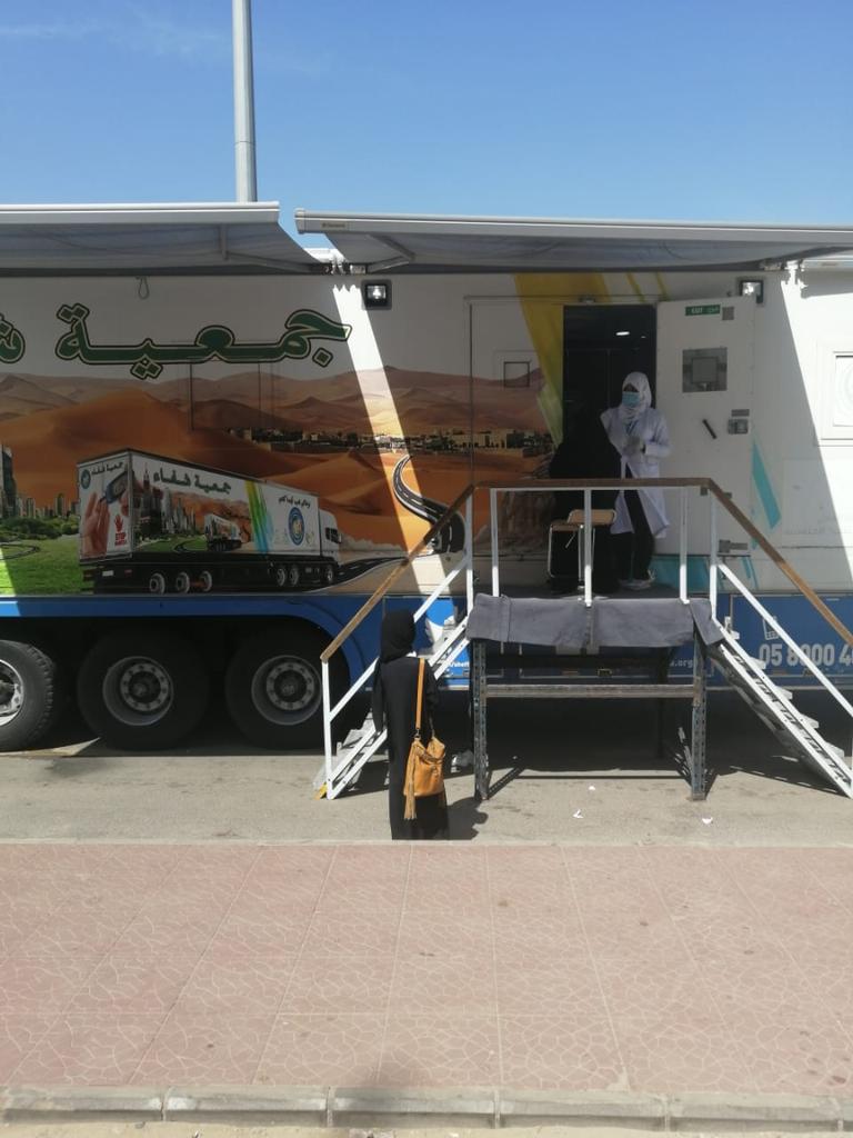 القافلة الطبية التابعة لجمعية شفاء مع صحة مكة في حي النكاسة ضمن الجهود الوطنية لمكافحة فيروس كورونا المستجدّ